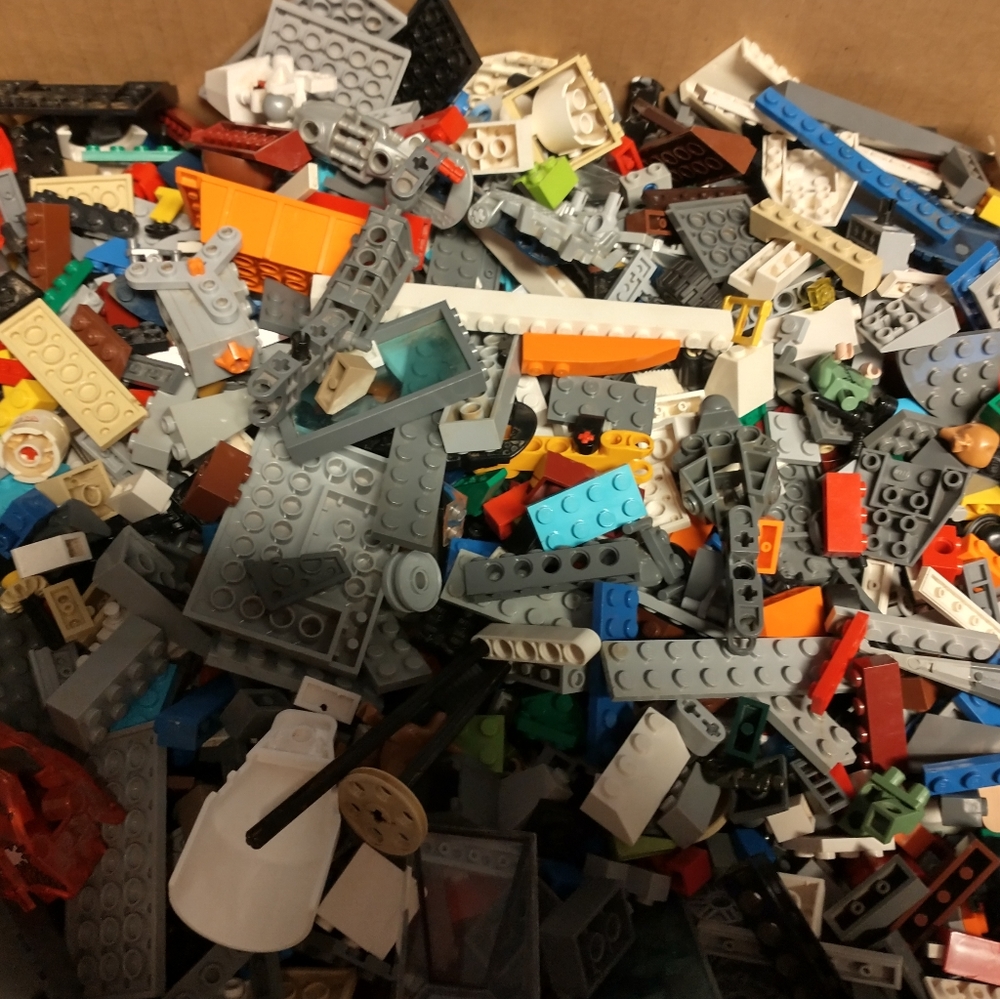 Lot of 2 lbs assorted Legos cleaned, sorted